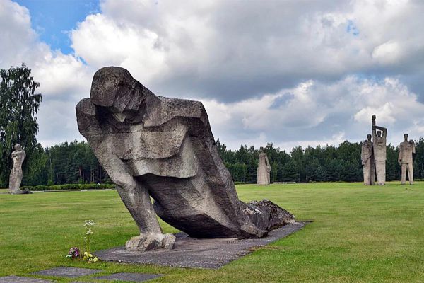 До Победы оставалось… 8 апреля 1945 года «Уральский» писал о преступлениях гитлеровцев на оккупированных землях